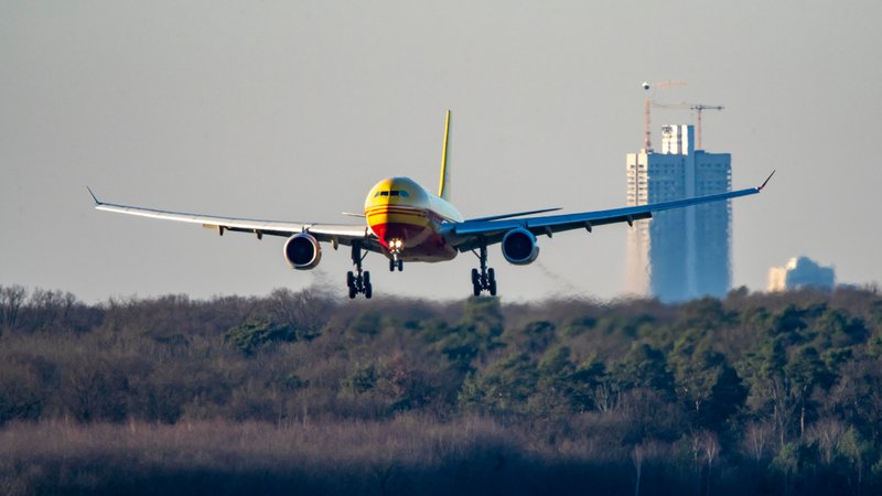 Symbolbild: Frachtflugzeug bei Landung am Flughafen Köln-Bonn | Bild: picture alliance / Jochen Tack | Jochen Tack Symbolbild: Frachtflugzeug bei Landung am Flughafen Köln-Bonn