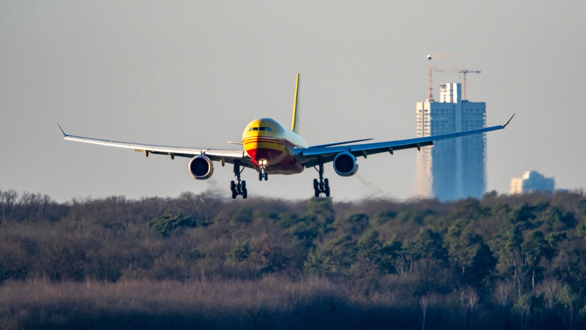 Symbolbild: Frachtflugzeug bei Landung am Flughafen Köln-Bonn