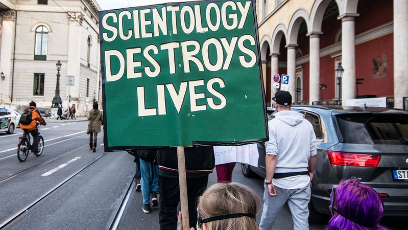 Symbolbild: Teilnehmerinnen und Teilnehmer einer Demonstration gegen Scientology in München im Jahr 2018.