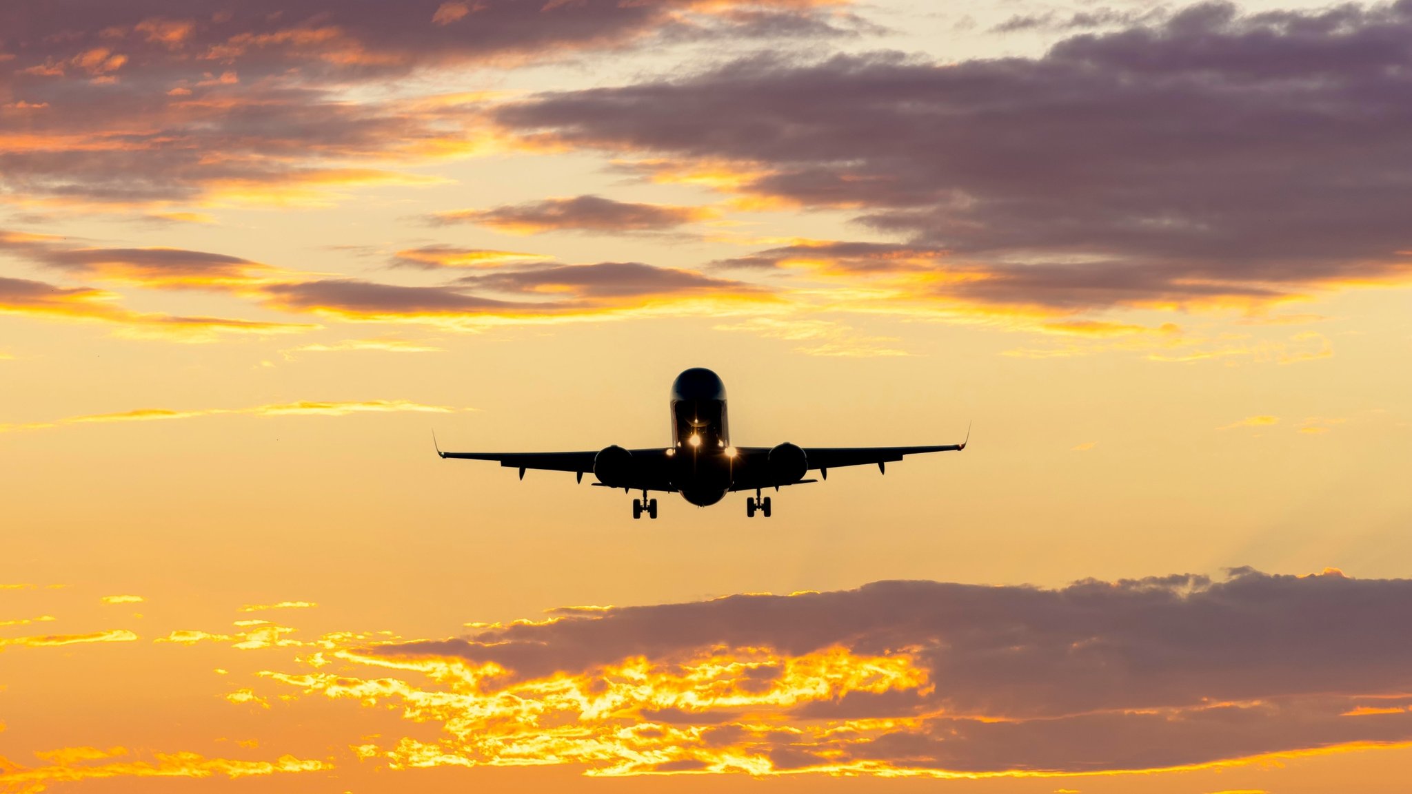 Ein Flugzeug umgeben von Wolken. Klimaforscher untersuchen, wie sich Wolken und Klima wechselwirkend beeinflussen.