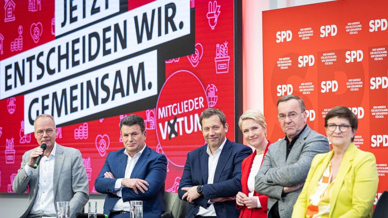 (v.l.n.r.), SPD-Generalsekretär Miersch, geschäftsführender Arbeitsminister Heil, SPD-Chef Klingbeil, Mecklenburg-Vorpommerns Ministerpräsidentin Schwesig, geschäftsführender Verteidigungsminister Pistorius und Parteichefin Esken | Bild: dpa-Bildfunk/Moritz Frankenberg (v.l.n.r.), SPD-Generalsekretär Miersch, geschäftsführender Arbeitsminister Heil, SPD-Chef Klingbeil, Mecklenburg-Vorpommerns Ministerpräsidentin Schwesig, geschäftsführender Verteidigungsminister Pistorius und Parteichefin Esken
