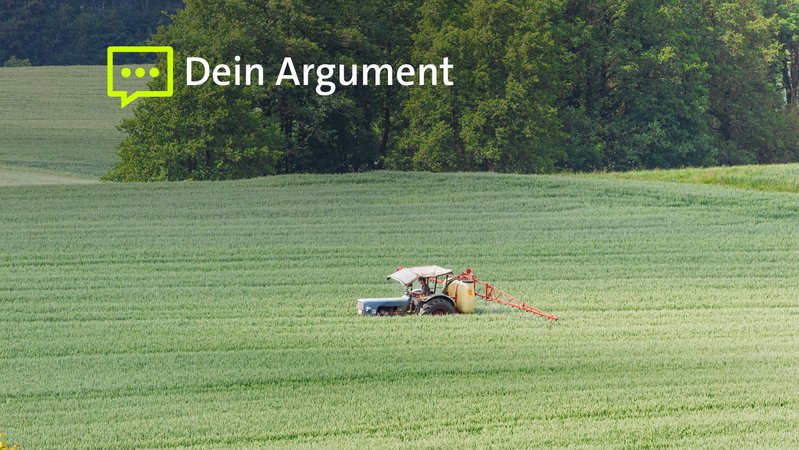 Auf einem Getreidefeld werden kurz vor der Kornreife Pestizide ausgebracht. | Bild: picture alliance / blickwinkel/A. Hartl | ANDREAS HARTL Auf einem Getreidefeld werden kurz vor der Kornreife Pestizide ausgebracht.