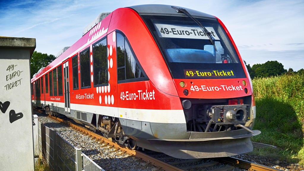 Ein Zug mit Werbung fürs 49-Euro-Ticket
