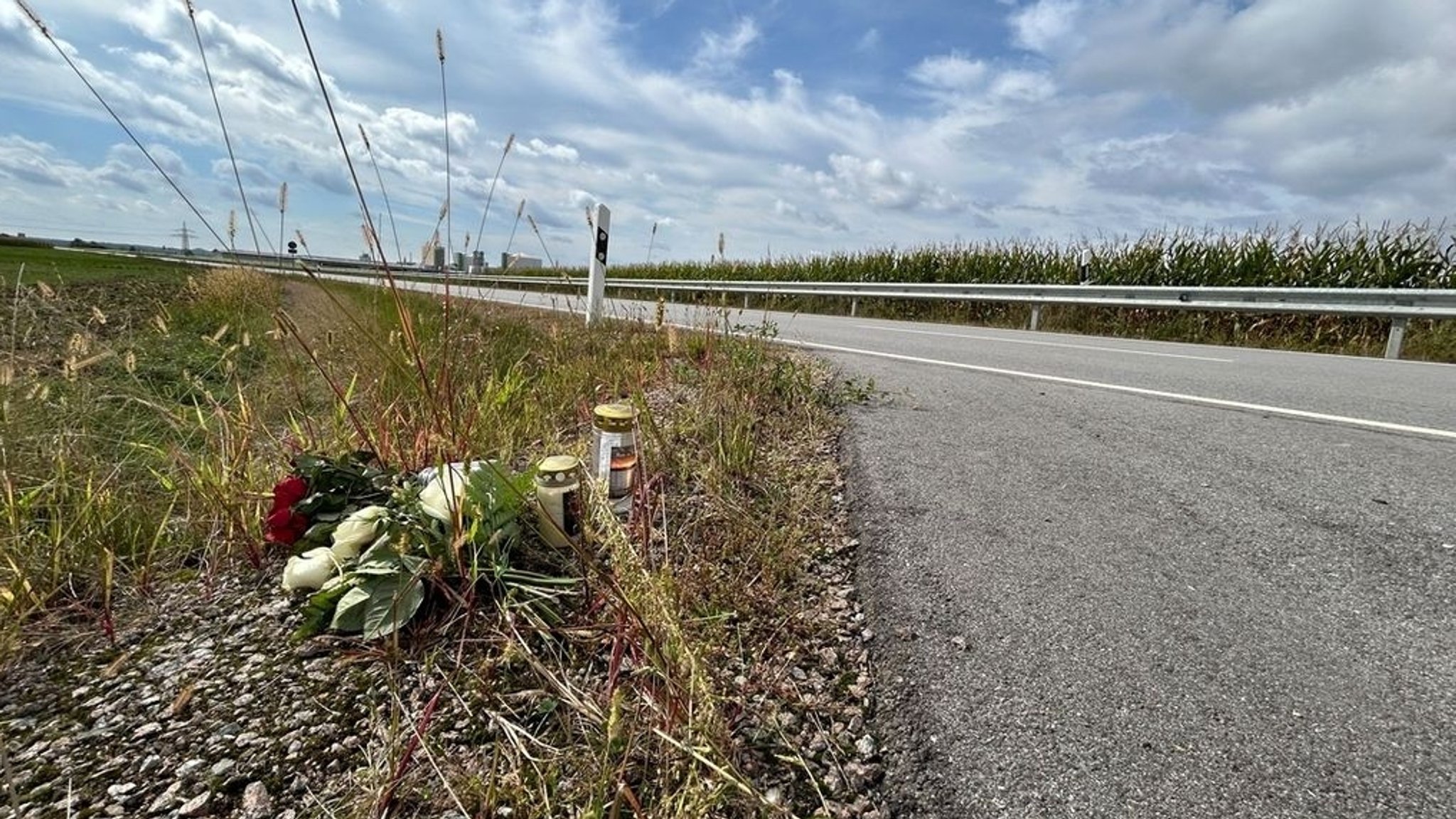 Blumen und Kerzen in der Nähe der Unfallstelle bei Riekofen im Kreis Regensburg.