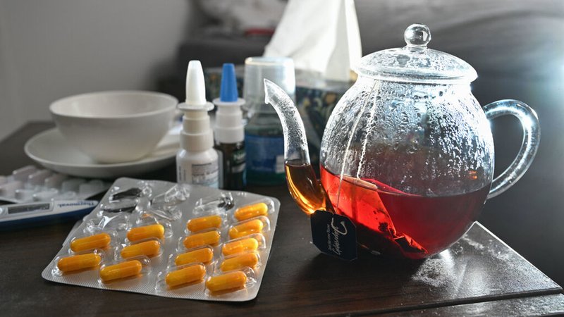 Man sieht Medikamente und eine Kanne und Tasse Tee zur Bekämpfung einer Erkältung. | Bild: dpa-Bildfunk/Bernd Weißbrod Man sieht Medikamente und eine Kanne und Tasse Tee zur Bekämpfung einer Erkältung.