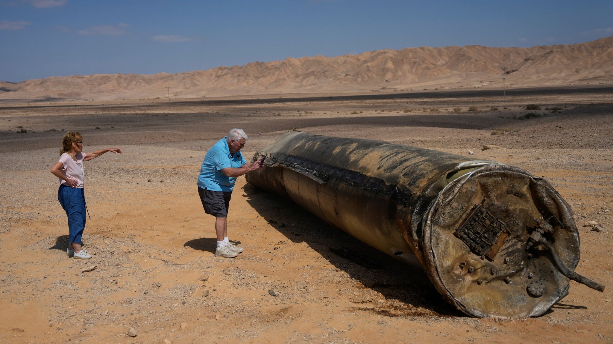 Menschen fotografieren die Trümmer einer Rakete, die von Israel abgefangen wurde