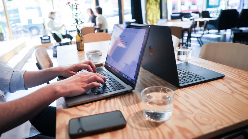 Ein Mensch arbeitet an seinem Computer an einem Arbeitsplatz im Coworking-Space | Bild: picture alliance/dpa | Christian Charisius Ein Mensch arbeitet an seinem Computer an einem Arbeitsplatz im Coworking-Space