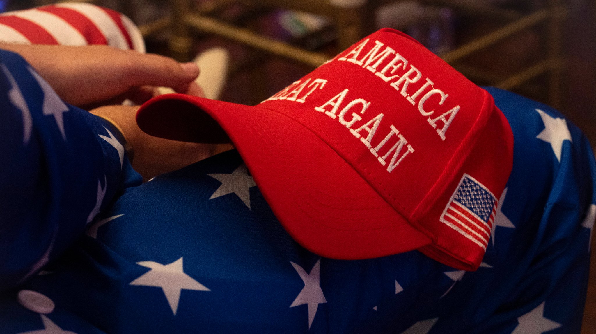 Eine rote Baseballcap mit der Aufschrift "Make America Great again"