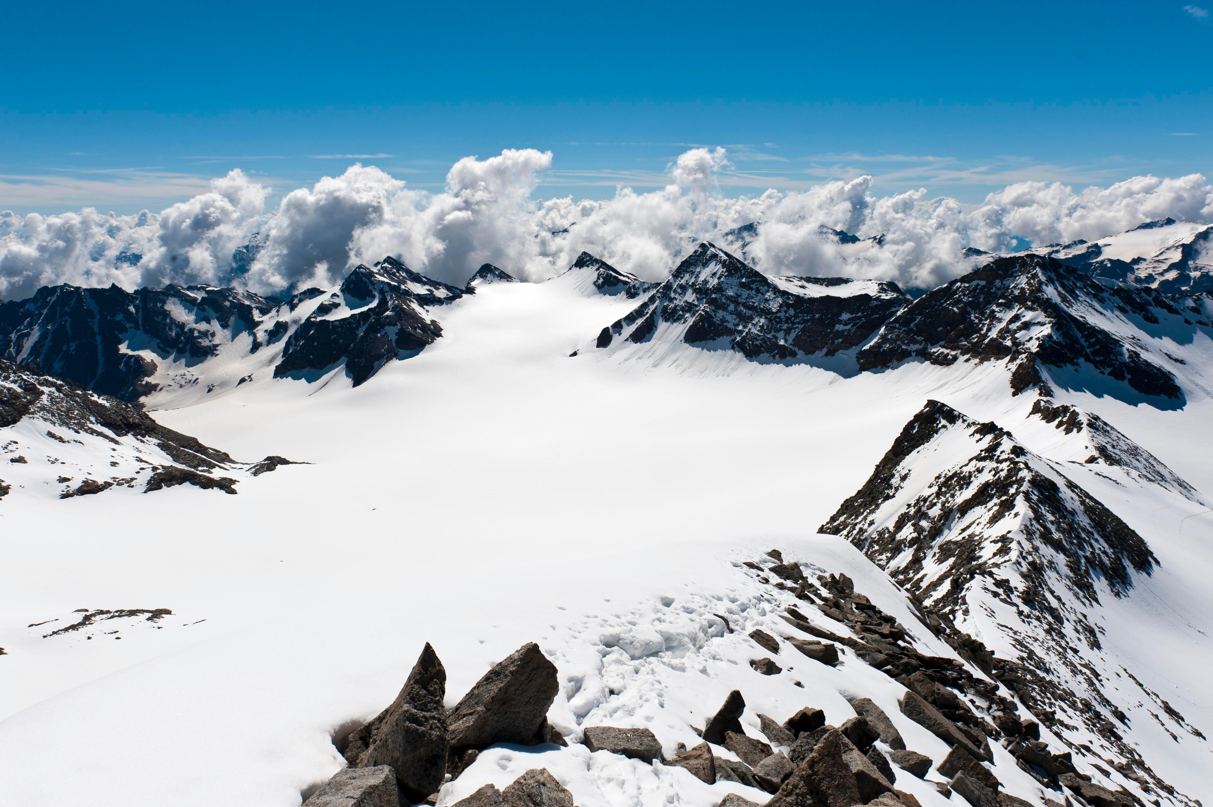Ausblick auf verschneite Gipfel im alpinen Hochgebirge von der Vertainspitze aus in der Ortler-Gruppe (Archivbild)