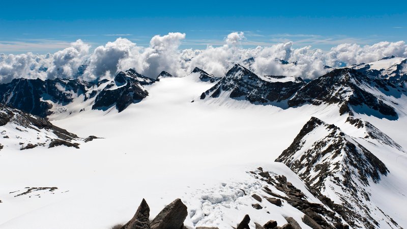 Ausblick auf verschneite Gipfel im alpinen Hochgebirge von der Vertainspitze aus in der Ortler-Gruppe (Archivbild) | Bild: picture alliance / imageBROKER | Stefan Auth Ausblick auf verschneite Gipfel im alpinen Hochgebirge von der Vertainspitze aus in der Ortler-Gruppe (Archivbild)