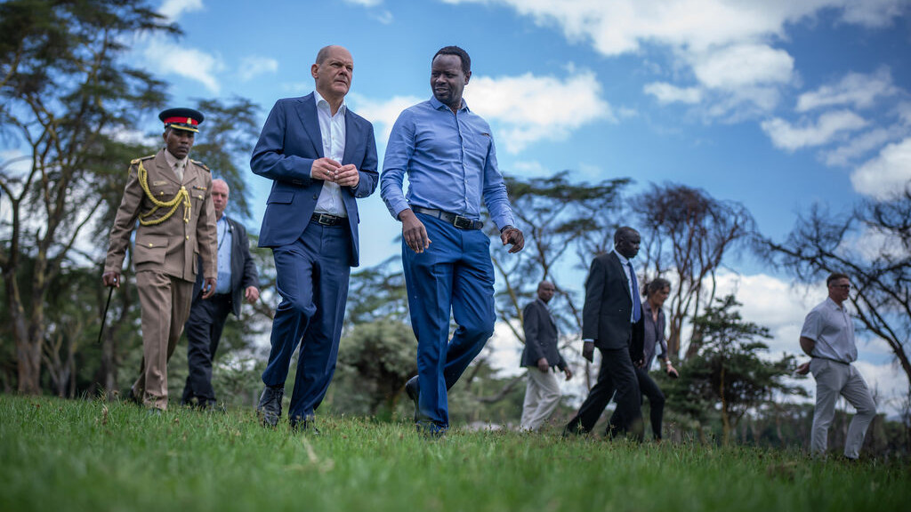 06.05.2023, Kenia, Olkaria: Bundeskanzler Olaf Scholz (SPD) lässt sich vom Hydrologen Luke Olang (M) in der Sopa Lodge am Naivasha-See die ökologischen und ökonomischen Veränderungen erläutern. Der Besuch ist der letzte Programmpunkt auf der dreitägigen Afrikareise des Kanzlers. Foto: Michael Kappeler/dpa +++ dpa-Bildfunk +++
