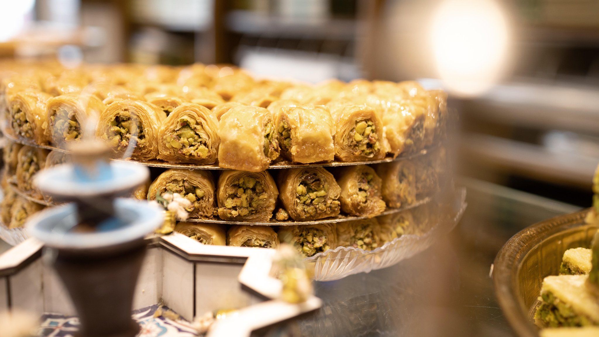 Orientalische Suesswaren und Baklava in der Konditorei Munem in der Sonnenallee in Berlin (Foto vom 13.04.2023)