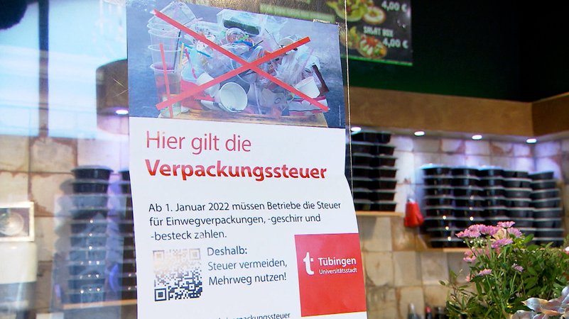 In Tübingen kostet der Gebrauch von Einweg-Kaffeebechern und To-Go-Verpackungen 50 Cent – eine Abgabe. Was sagen Bayerns Städte? | Bild: Bayerischer Rundfunk 2025 In Tübingen kostet der Gebrauch von Einweg-Kaffeebechern und To-Go-Verpackungen 50 Cent – eine Abgabe. Was sagen Bayerns Städte?