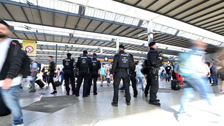 Polizisten am Münchner Hauptbahnhof (Symbolbild) | Bild:dpa-Bildfunk/Tobias Hase
