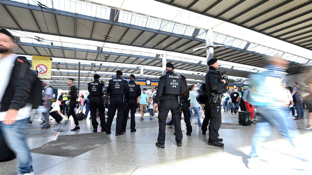 Polizisten am Münchner Hauptbahnhof (Symbolbild)