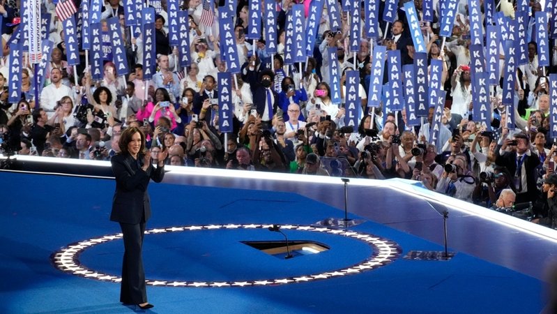 Chicago: Die demokratische Präsidentschaftskandidatin und Vizepräsidentin Kamala Harris betritt die Bühne. | Bild: dpa-Bildfunk/Morry Gash Chicago: Die demokratische Präsidentschaftskandidatin und Vizepräsidentin Kamala Harris betritt die Bühne.