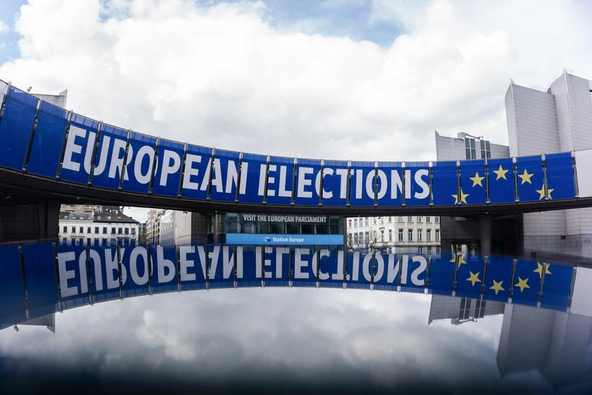 Beim Europäischen Parlament in Brüssel im Europaviertel wird auf die Europawahl 2024 mit einem riesen Banner aufmerksam gemacht. | Bild:BR/Vera Johannsen