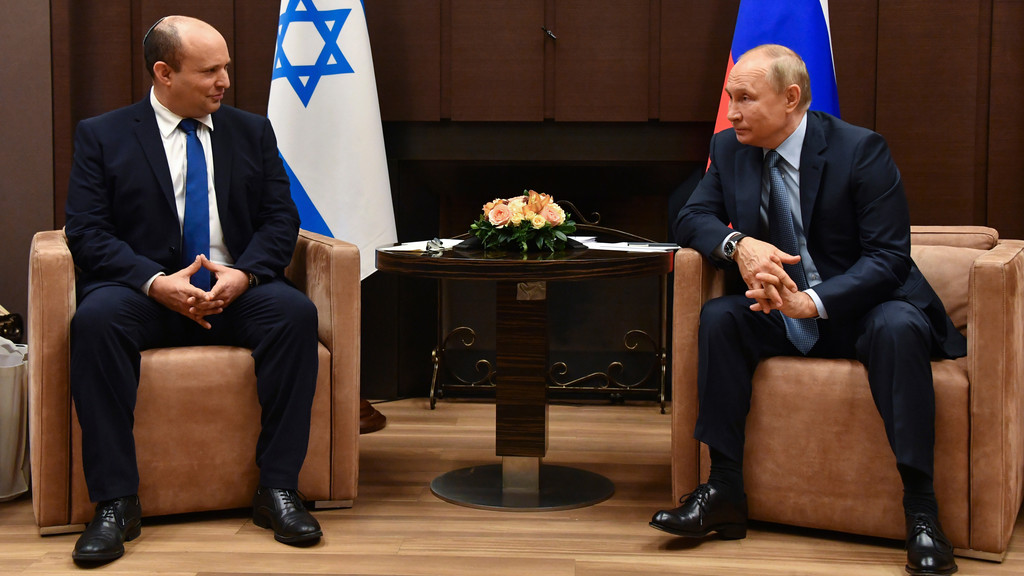 Die beiden Staatsmänner sitzen in hellbraunen Sesseln nebeneinander