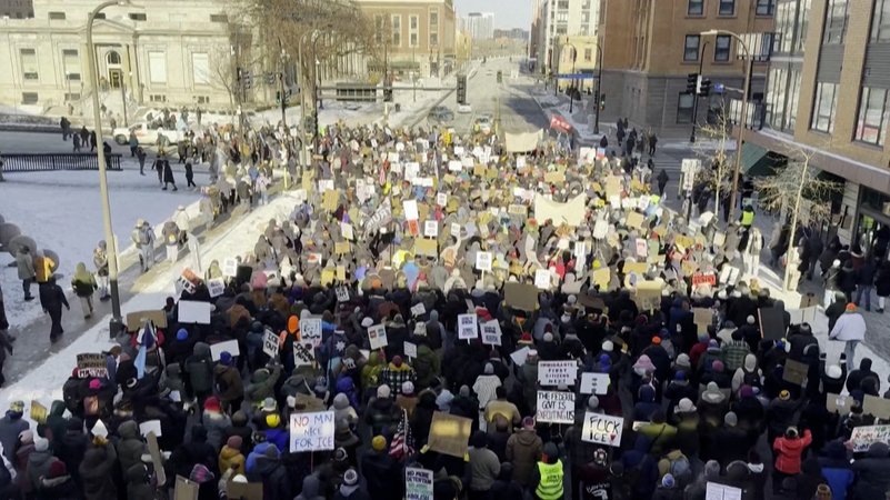 Blick auf Demonstranten. | Bild: BR Blick auf Demonstranten.
