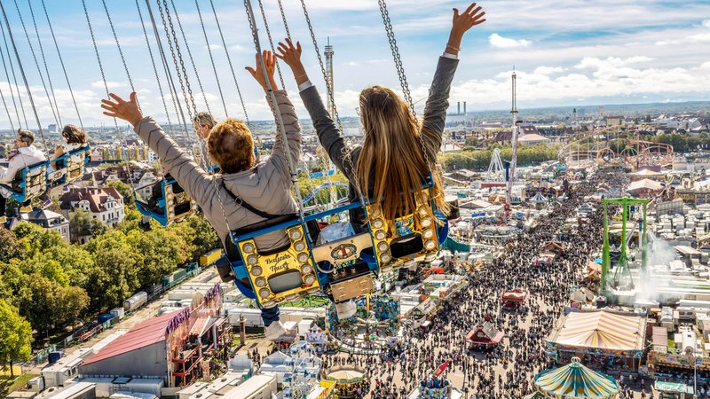 Bei Sonnenschein und strahlend blauem Himmel drehen Wiesnbesucher eine letzte Runde über der Festwiese | Bild: picture alliance / Wolfgang Maria Weber | Wolfgang Maria Weber Bei Sonnenschein und strahlend blauem Himmel drehen Wiesnbesucher eine letzte Runde über der Festwiese