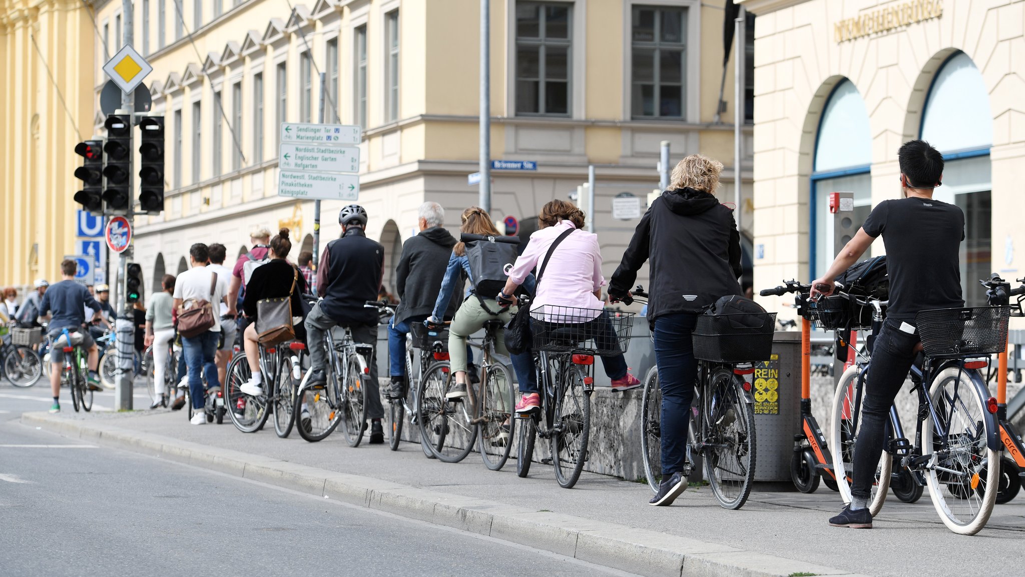 Radfahrer stauen sich an einer Ampel am Odeonsplatz