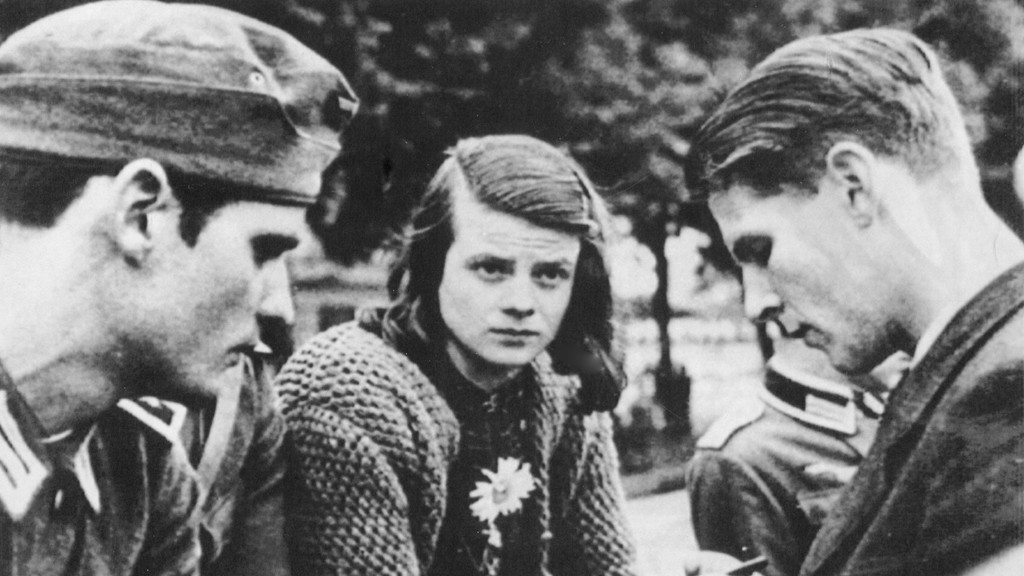 Hans Scholl (links), Sophie Scholl (in der Mitte) und Christoph Pr​obst (rechts) am am 22. Juli 1942 in München. 