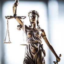 Allen das Gleiche? Die Philosophie der sozialen Gerechtigkeit | Bild: stock.adobe.com/sebra