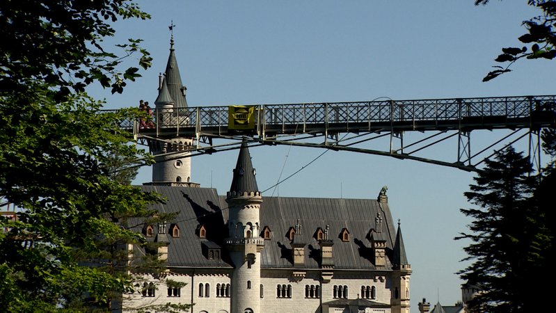 Die Marienbrücke. Im Hintergrund das Schloss Neuschwanstein.