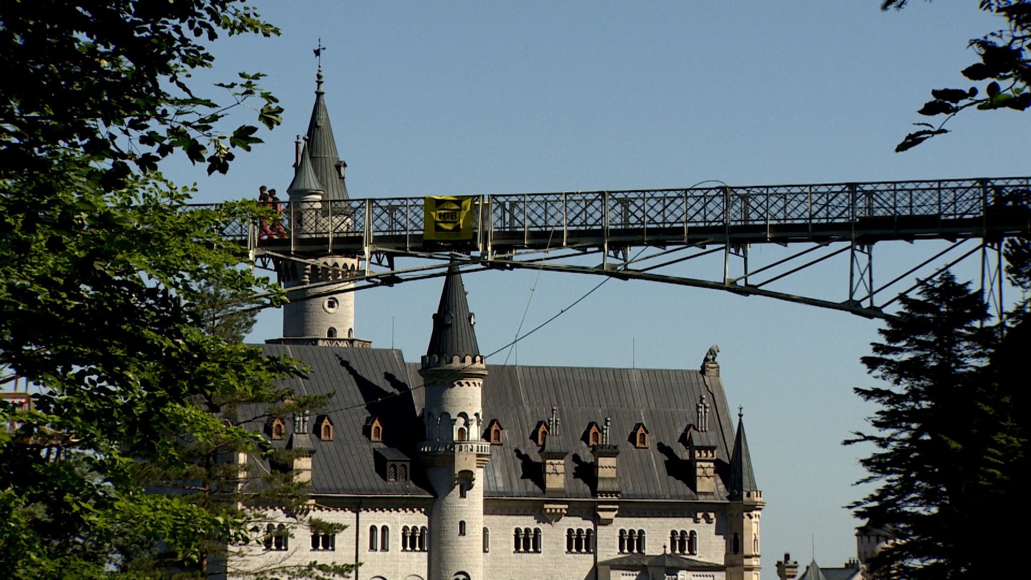 Die Marienbrücke. Im Hintergrund das Schloss Neuschwanstein.