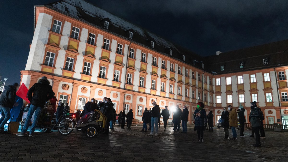 In Bayreuth sind Demonstrationen wegen der Corona-Maßnahmen am Montagabend friedlich verlaufen.