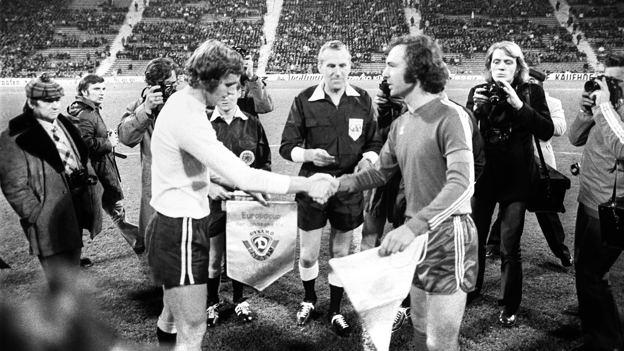 Europapokal 1973: Die Kapitäne Frank Ganzera (Dynamo Dresden, links) und Franz Beckenbauer (FC Bayern München)