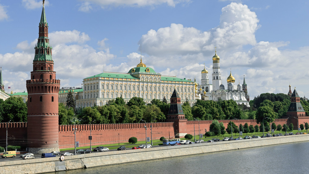 Man sieht den Gebäudekomplex des Kreml in Moskau.
