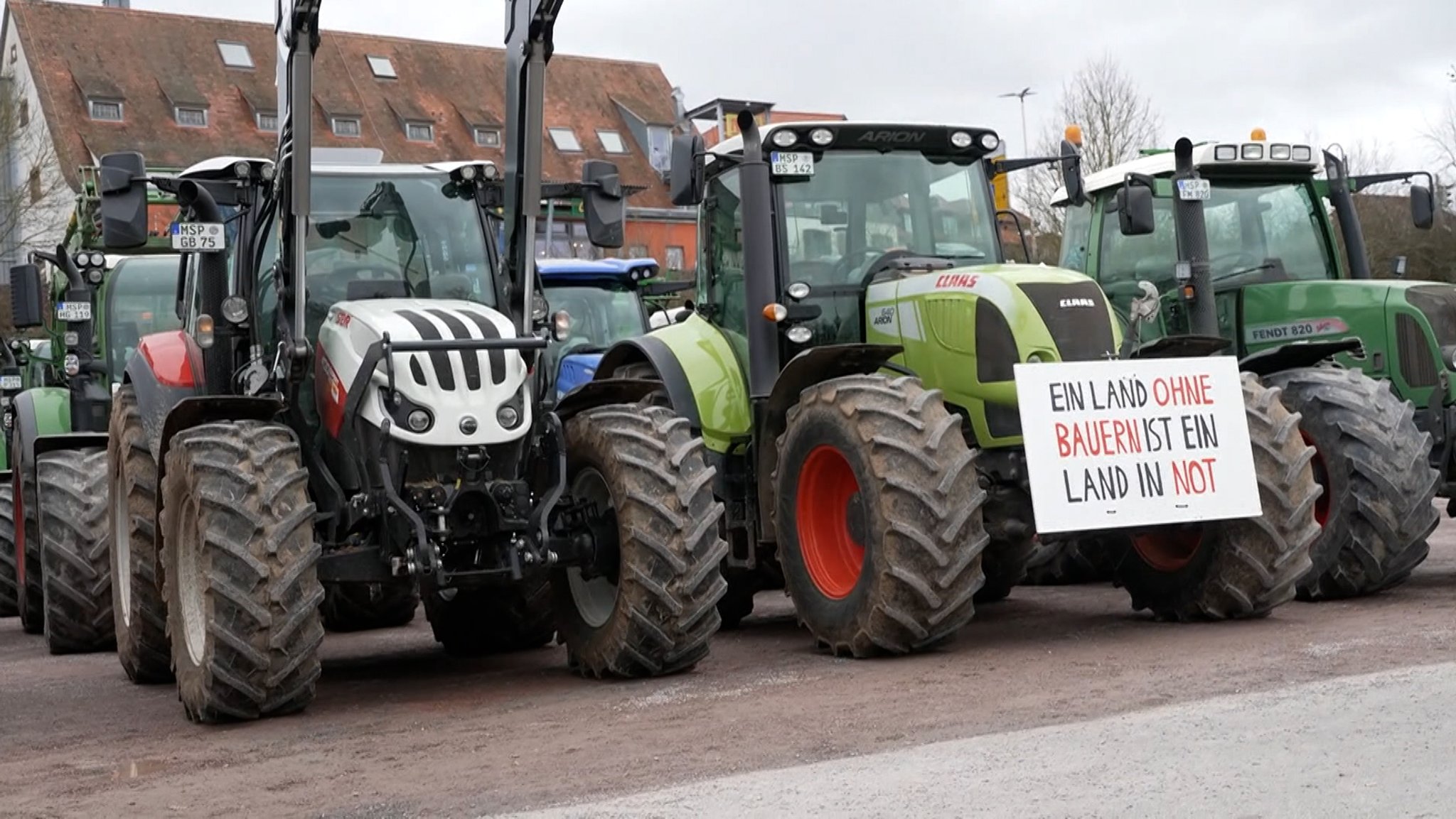 Regensburg, Marktheidenfeld, Frankfurt: Proteste von Landwirten, Handwerkern und andere Gruppen gegen die Sparmaßnahmen der Bundesregierung.