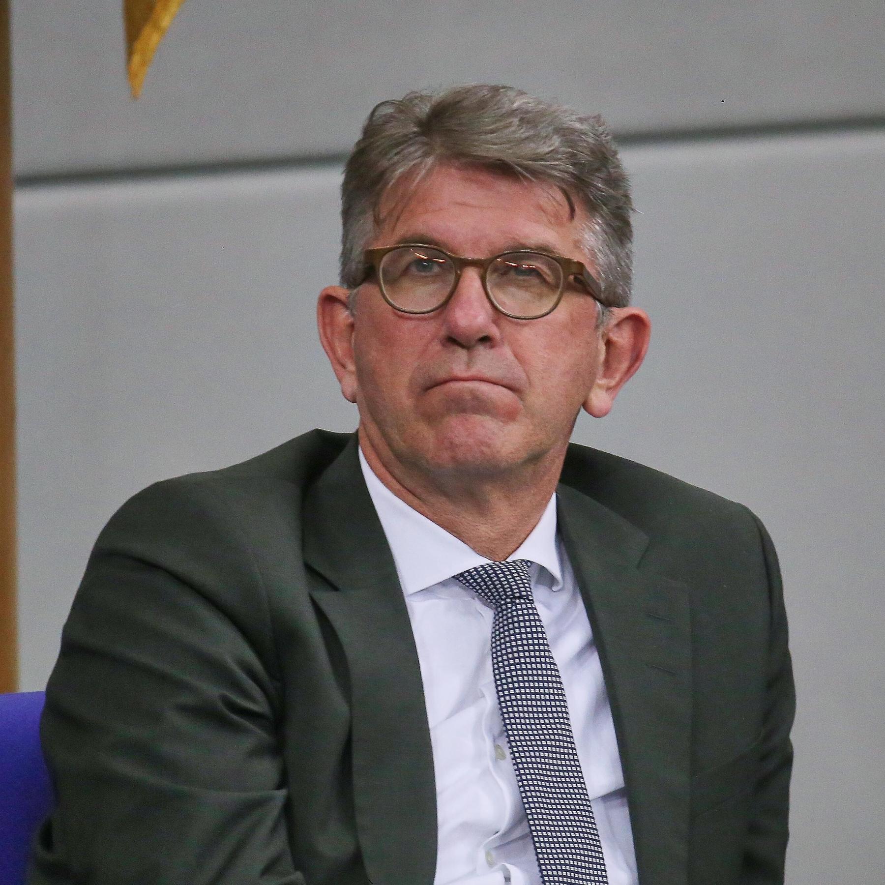 Buchhandlungspreis abgesagt: Kritik an Kulturstaatsminister Weimar