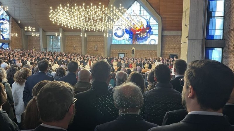 Viele zeigten in der Kirche von Hauzenberg ihre Solidarität mit dem freigestellten Pfarrer. | Bild: BR / Sarah Höger Viele zeigten in der Kirche von Hauzenberg ihre Solidarität mit dem freigestellten Pfarrer.