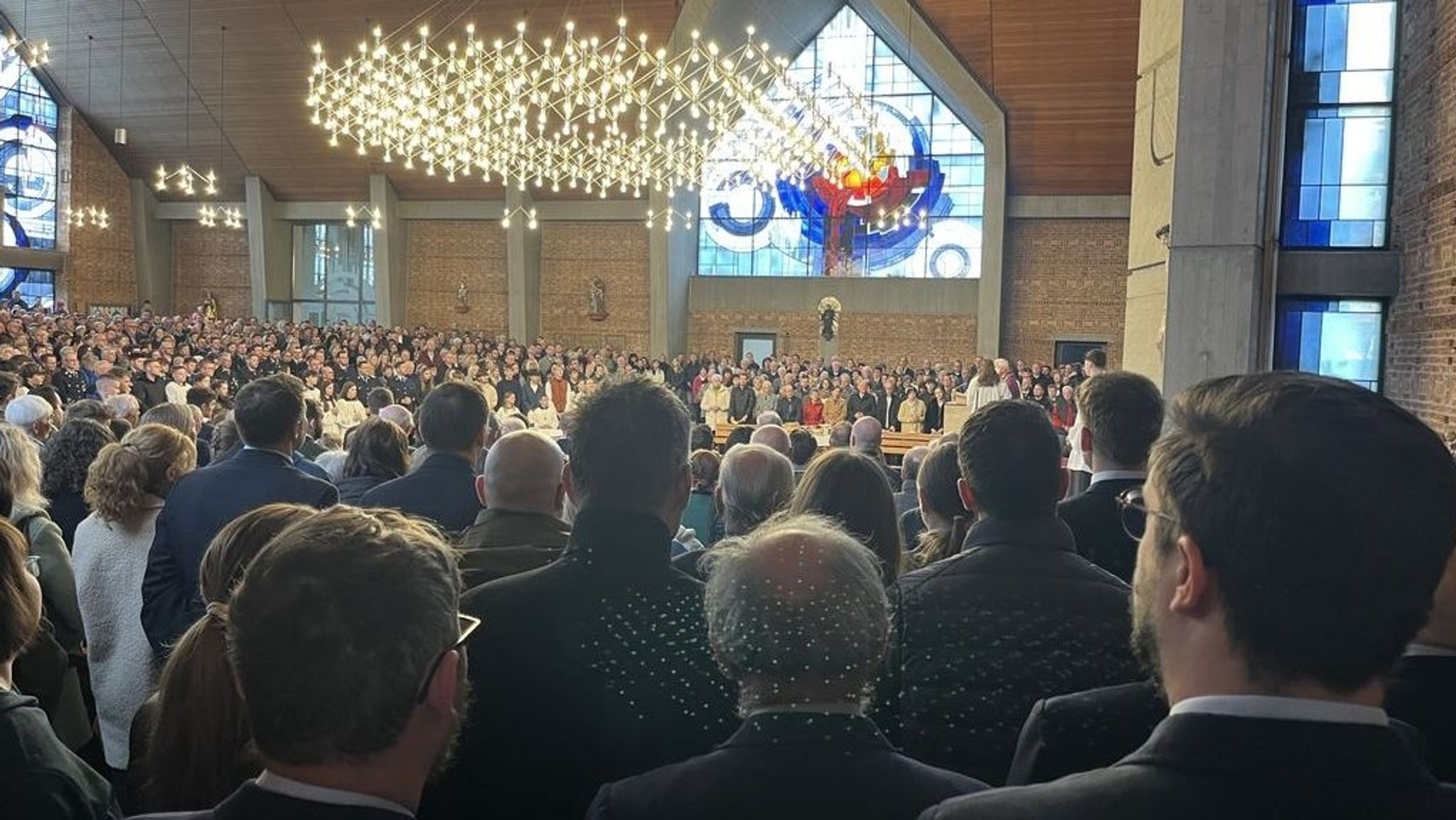 Viele zeigten in der Kirche von Hauzenberg ihre Solidarität mit dem freigestellten Pfarrer.