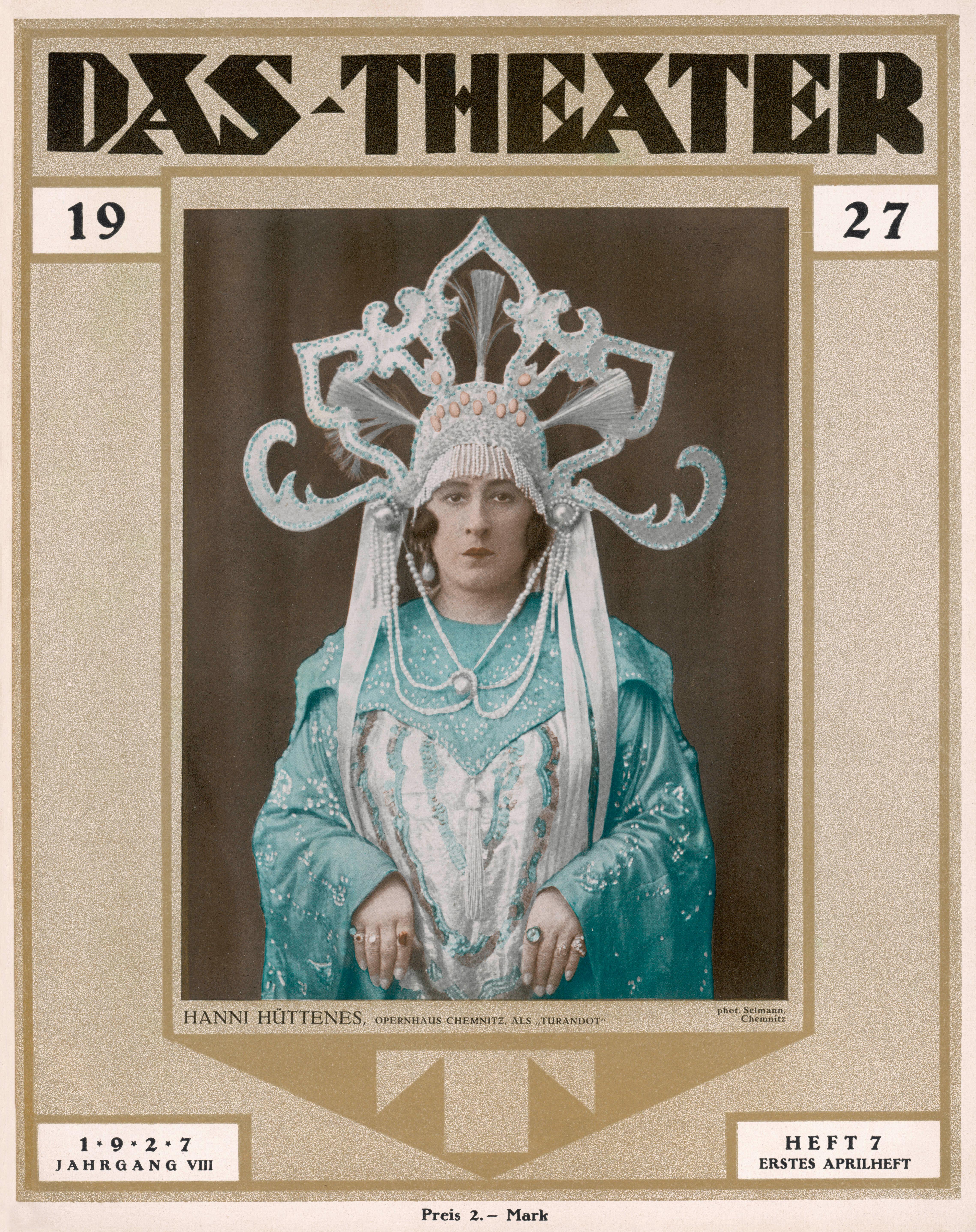 Die Sängerin in einem türkisen Kleid mit ausladendem Kopfschmuck