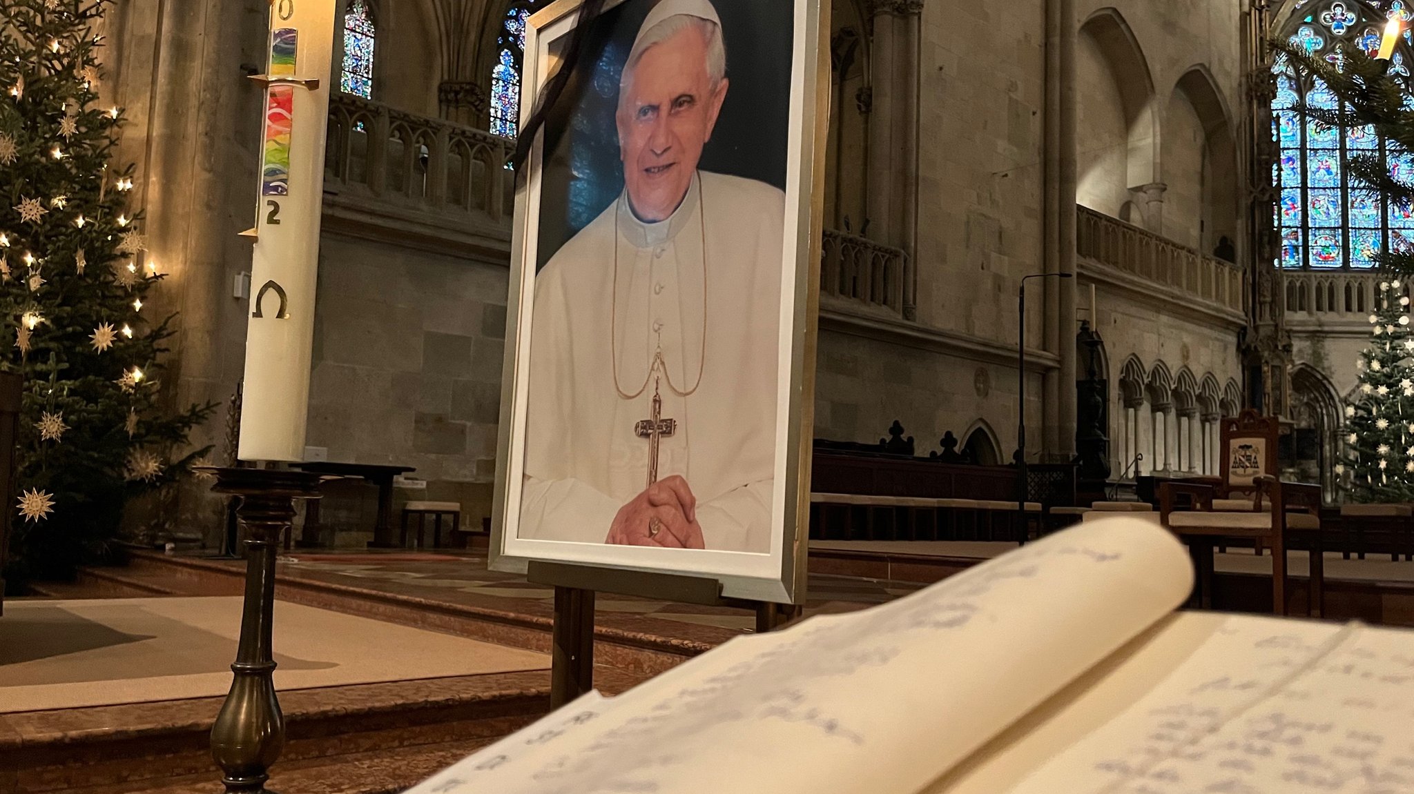 Auf rund 20 Seiten hatten sich Gläubige bis zum Montagmorgen in das Kondolenzbuch im Regensburger Dom eingetragen.   