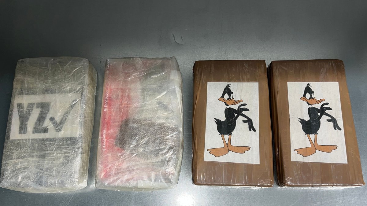 Vier Päckchen mit Kokain waren in einem Auto versteckt. Insgesamt vier Kilogramm.