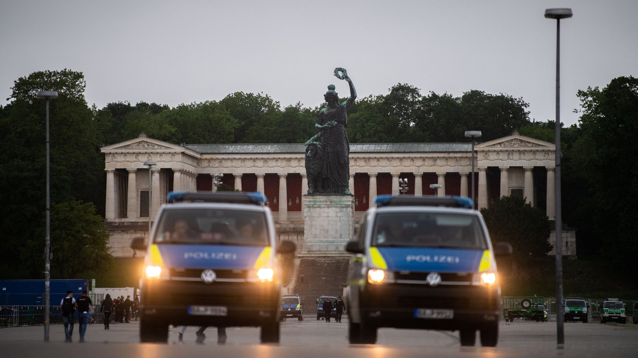 Polizisten sperren die Theresienwiese ab.