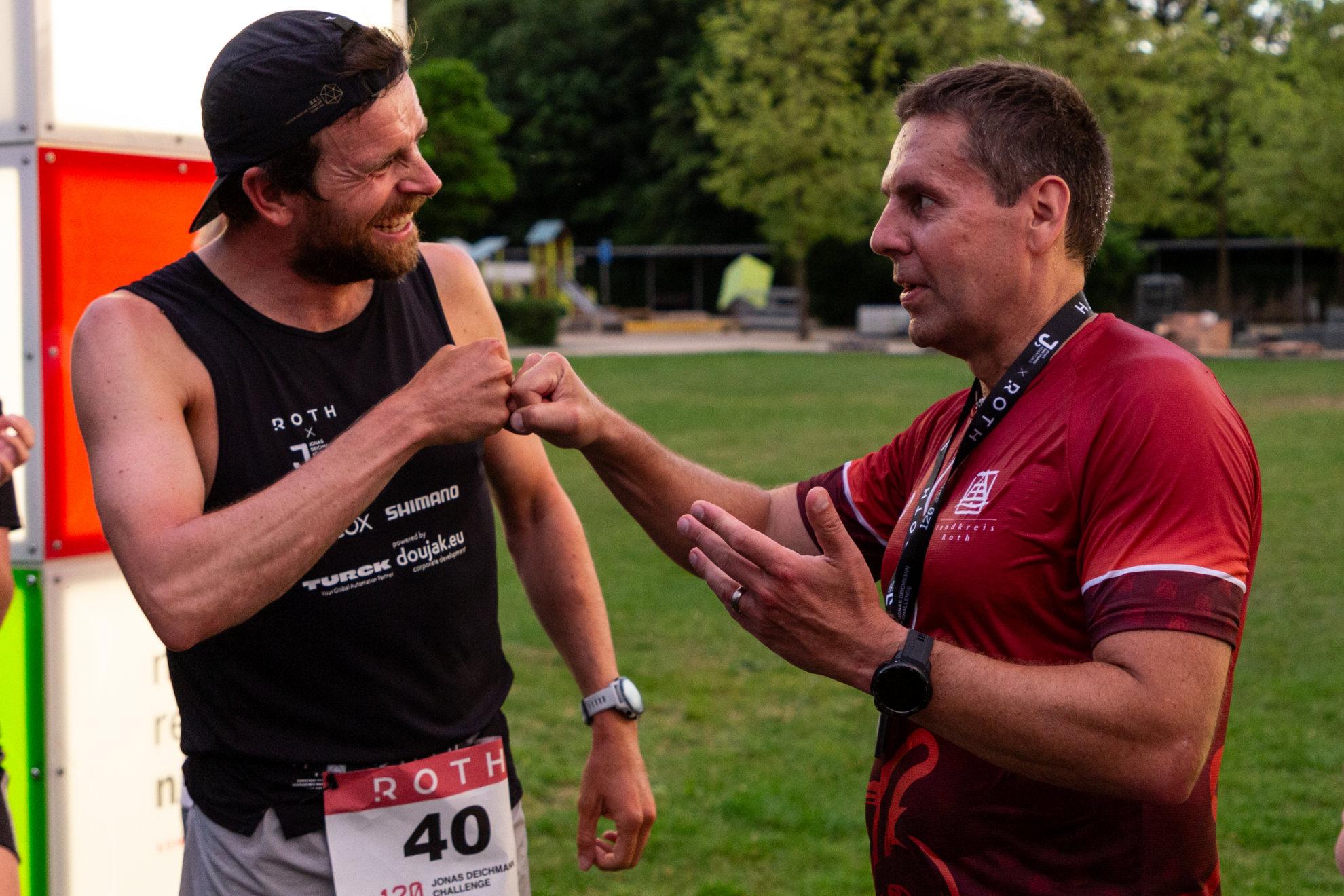 Jonas Deichmann zusammen mit Landrat Ben Schwarz.