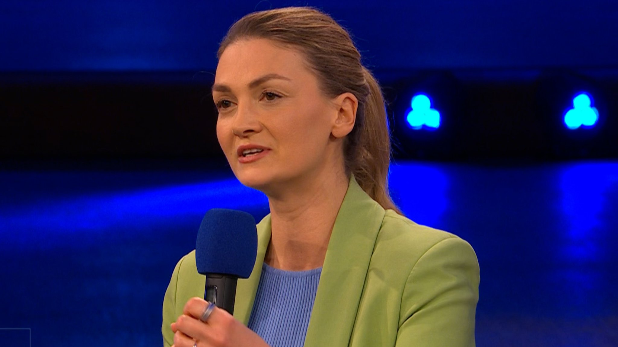 Judith Gerlach in der "jetzt red i"-Arena | Bild: Bayerischer Rundfunk Judith Gerlach in der "jetzt red i"-Arena