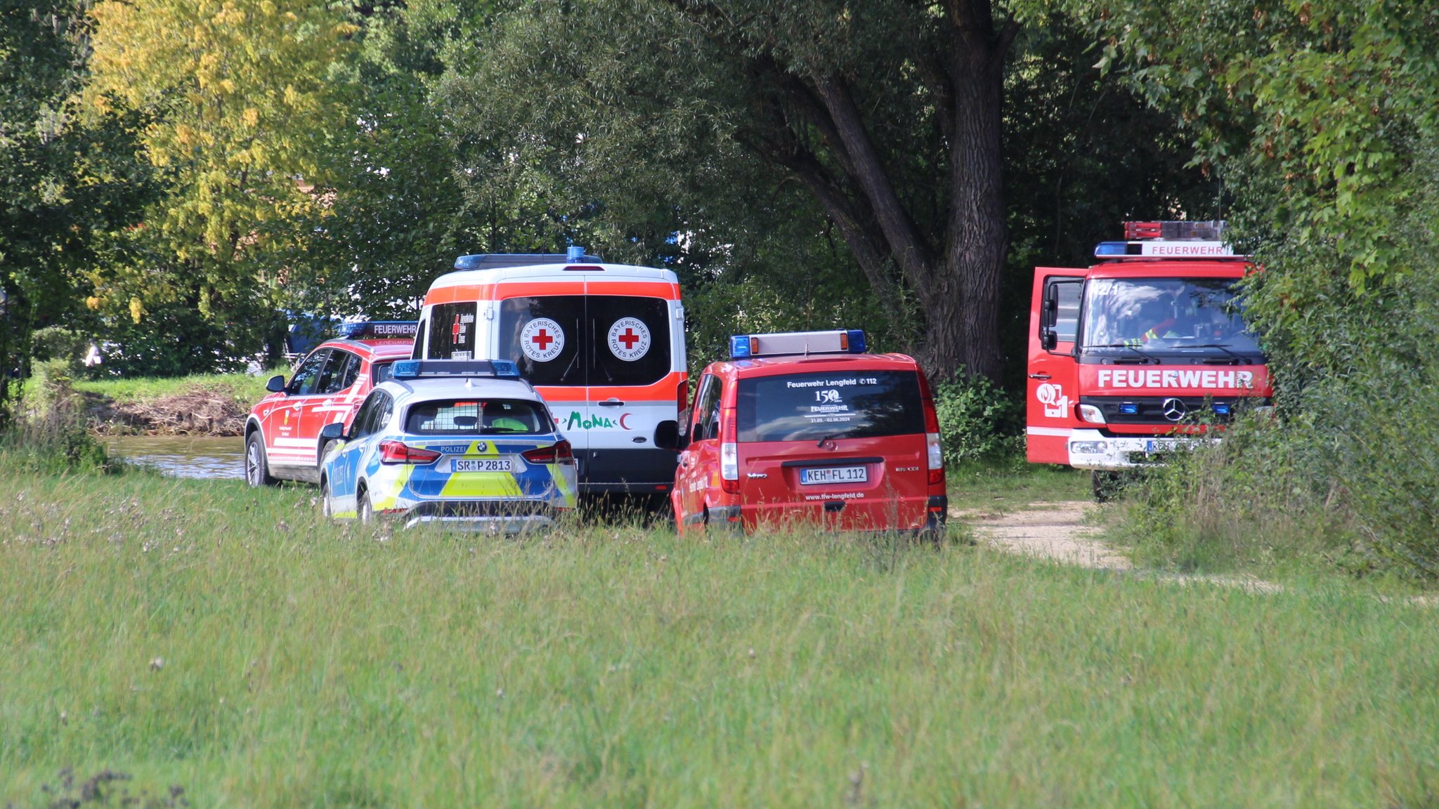 Rettungskräfte am Donauufer im Landkreis Kelheim 