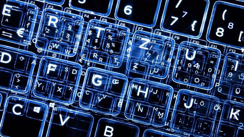 Die Buchstaben einer beleuchteten Tastatur überlagern sich (Symbolbild).