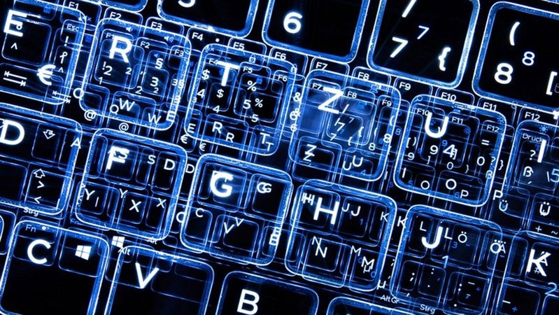 Die Buchstaben einer beleuchteten Tastatur überlagern sich (Symbolbild). | Bild: Bildrechte: dpa-Bildfunk/Sebastian Gollnow Die Buchstaben einer beleuchteten Tastatur überlagern sich (Symbolbild).