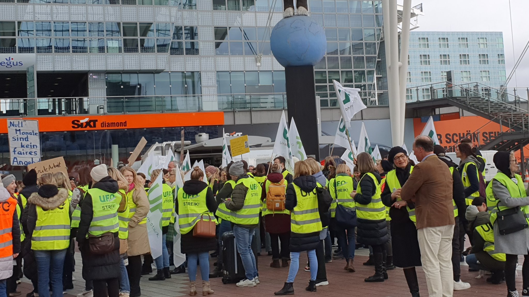 Das Kabinenpersonal der Lufthansa hat am Flughafen München seine Arbeit niedergelegt (13.3.2024).