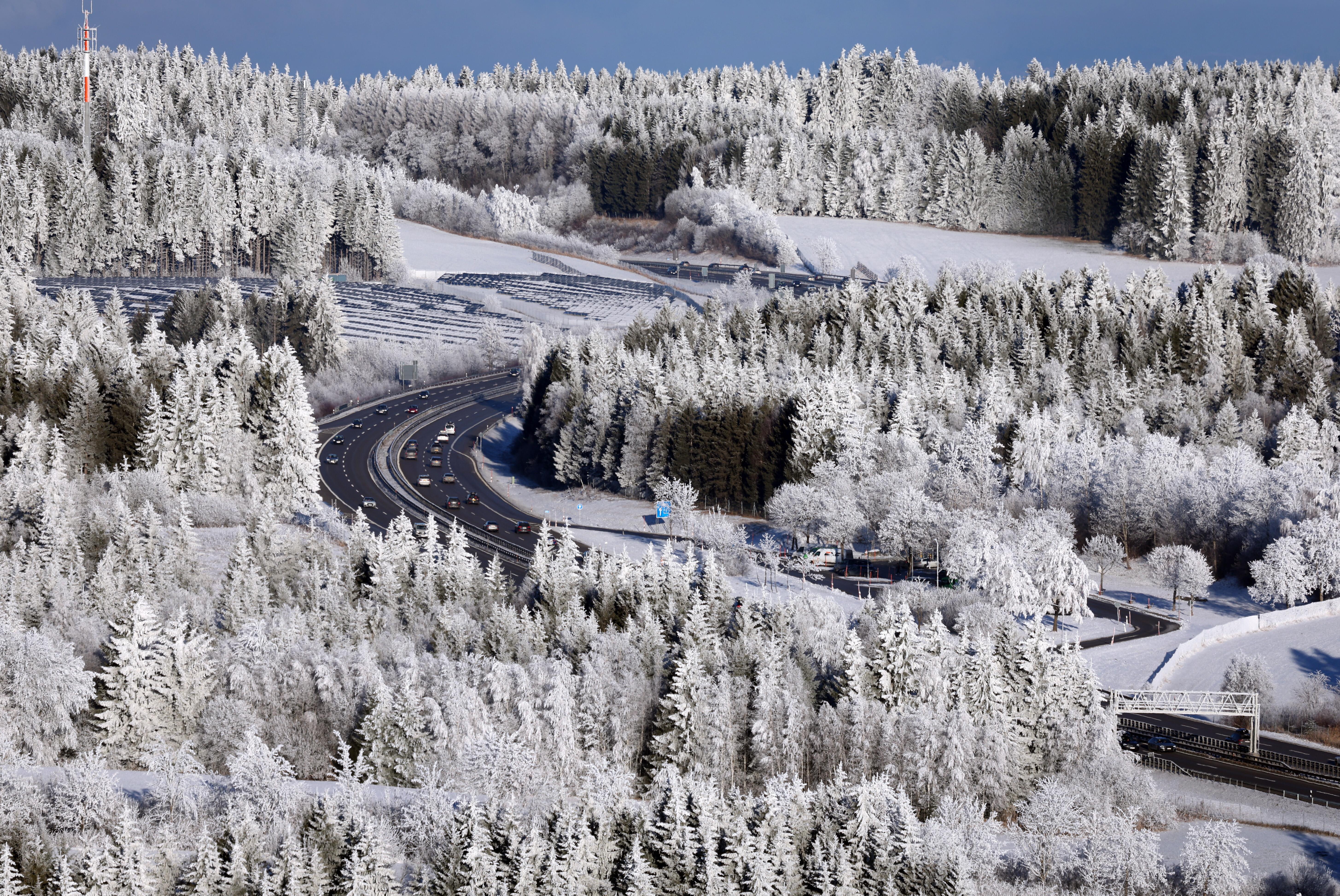 Winterlandschaft am 27.12.2025 an der A7 bei Oy-Mittelb erg