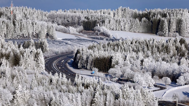 Winterlandschaft am 27.12.2025 an der A7 bei Oy-Mittelb erg | Bild: picture alliance/dpa | Karl-Josef Hildenbrand Winterlandschaft am 27.12.2025 an der A7 bei Oy-Mittelb erg
