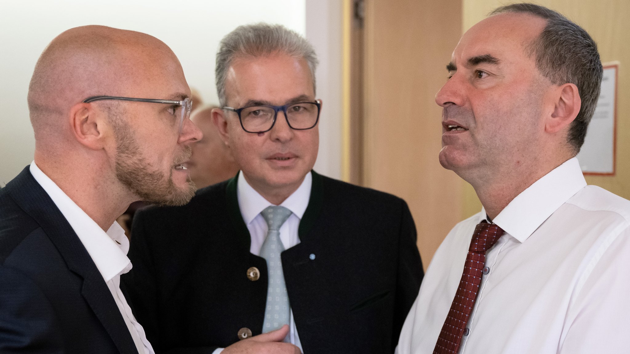 Archivbild: Fabian Mehring (l-r, Freie Wähler), Florian Streibl, Fraktionschef der bayerischen Freien Wähler, und Hubert Aiwanger, Bundesvorsitzender der Freien Wähler, stehen vor einer Fraktionssitzung der Freien Wähler zusammen.