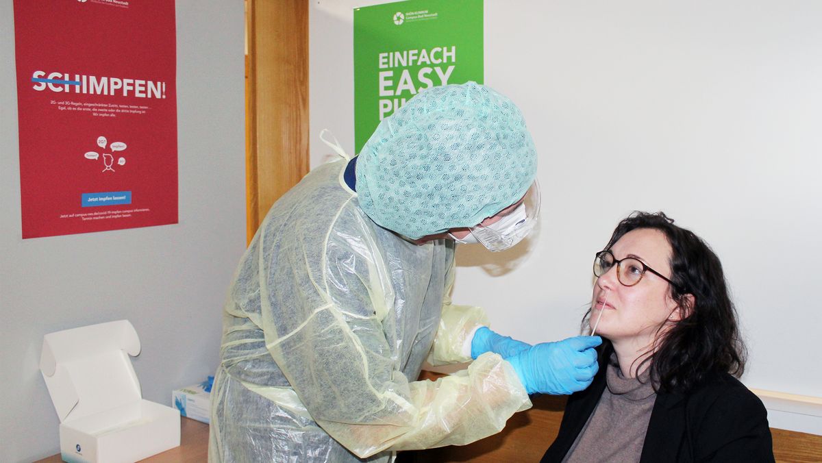 Eine Person wird auf das Coronavirus getestet - ein Nasenabstrich wird entnommen
